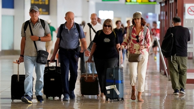 Pasaxeiros no aeroporto de Madrid (Reuters)