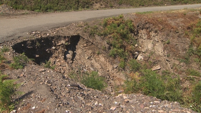 O terreo baixo o pavimento foi arrastrado pola corrente en diversos puntos da estrada