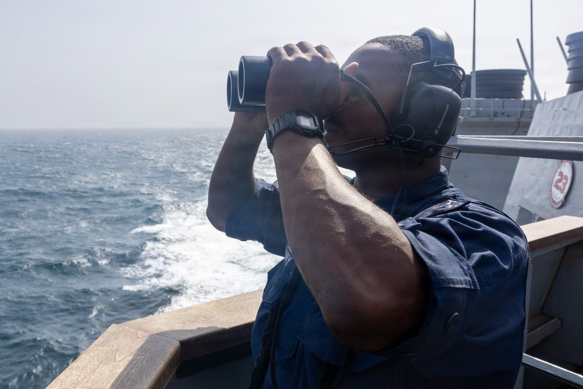 Militar estadounidense a bordo do USS John Paul Jones no estreito de Ormuz. Europa Press
