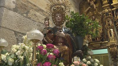A talla xa foi apeada do altar principal para portala o domingo na procesión
