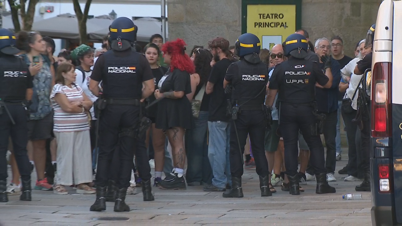 Axentes da policía impediron a entrada no Obradoiro de participantes na concentración promovida por diversos colectivos de estrema esquerda (TVG)