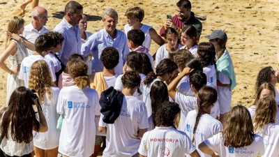Alfonso Rueda e o conselleiro José López, durante a súa visita o campamento en Vilanova de Arousa (EFE/Salvador Sas)