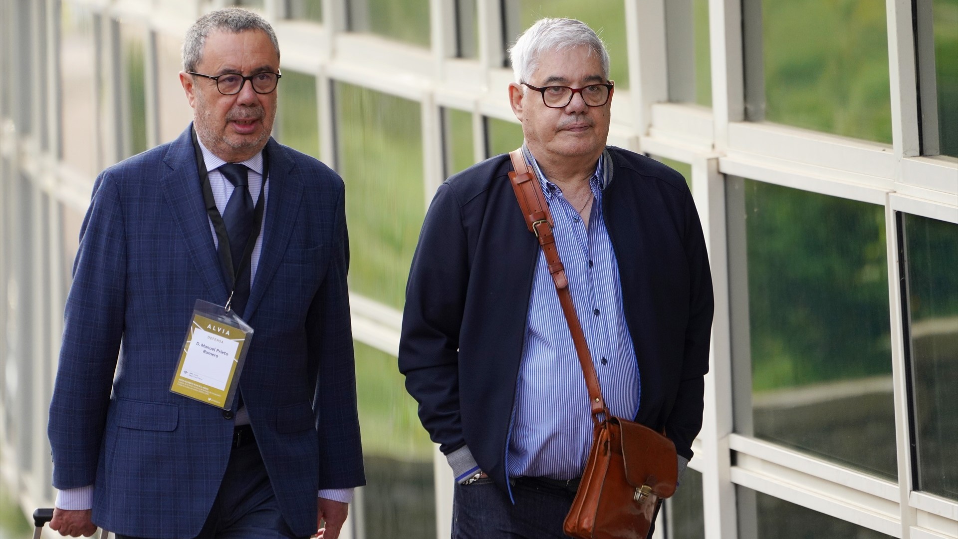 Garzón (d), nunha imaxe de arquivo, chegando á Cidade da Xustiza de Santiago (Álvaro Ballesteros / Europa Press-Arquivo)