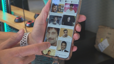 Os bigotes dos famosos sérvenlles de modelo aos clientes dos estilistas