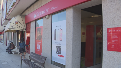 Fachada da sucursal bancaria atracada en Catoira