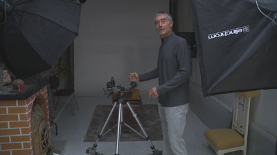 O fillo da propietaria da tenda de fotografía amosa o trípode roto da cámara do estudio que lles roubaron