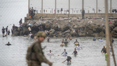 Migrantes cruzando a fronteira en Ceuta (Marcos Moreno-Europa Press)