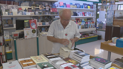 Antón Pedreira leva 45 anos cotizados e segue a fronte da súa libraría cunha xubilación activa