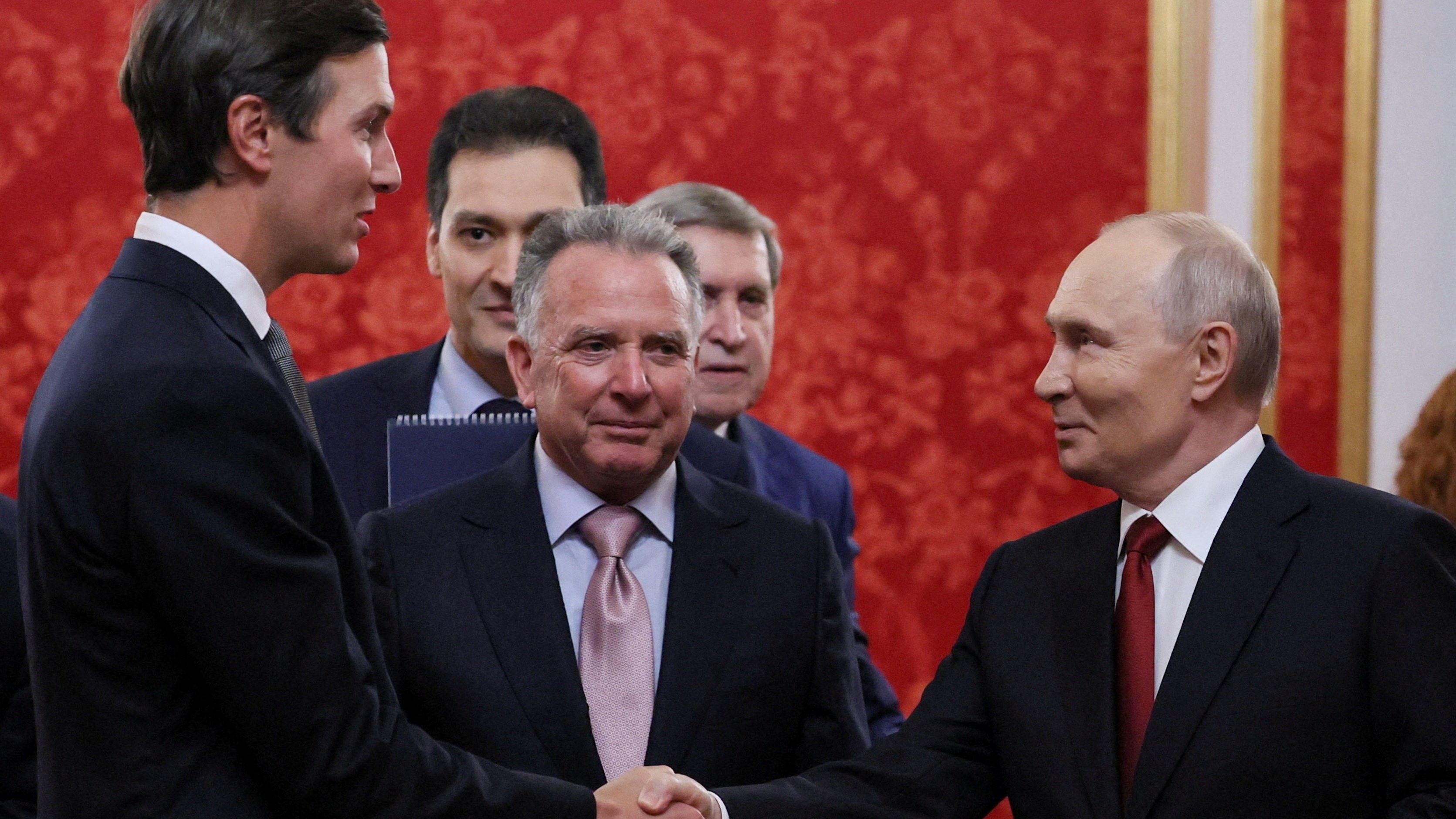 Putin dálle a man a Jared Kushne. Sputnik/Mikhail Metzel/Pool vía REUTERS
