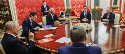 Vladimir Putin fala cos enviados de Donald Trump, Steve Witkoff y Jared Kushner, no Kremlin