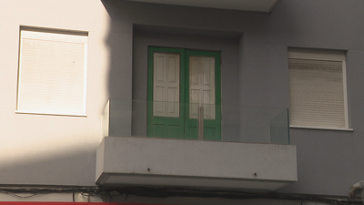 Imaxe do balcón polo que a presunta ladroa accedeu á vivenda e onde foi rescatada despois polo Servizo Municipal de Emerxencia de Vilagarcía