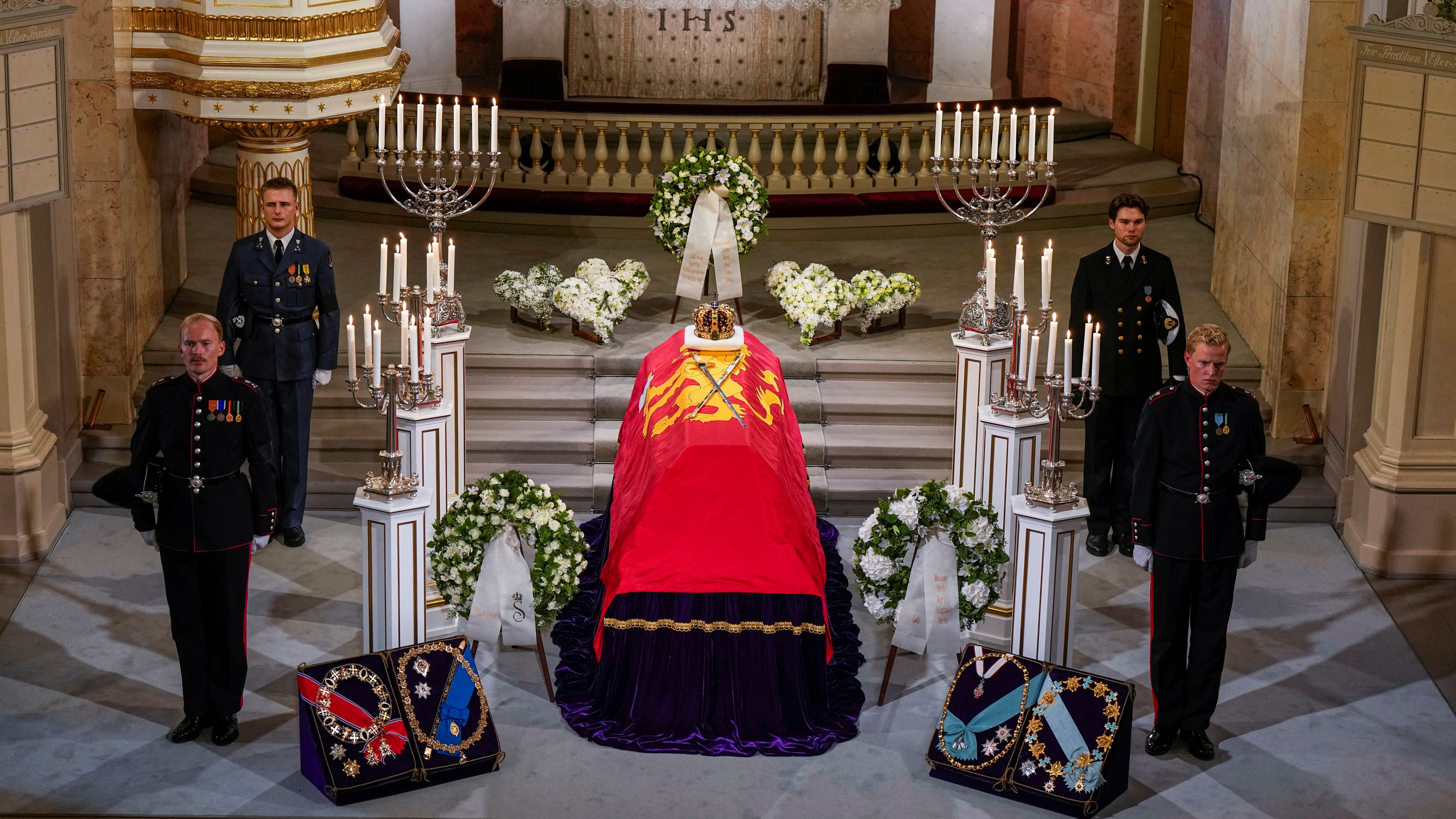 A capela ardente do rei, falecido o 28 de agosto aos 89 anos, abriuse ao público o 1 de setembro e pechou o 8, na véspera das honras fúnebres. Reuters