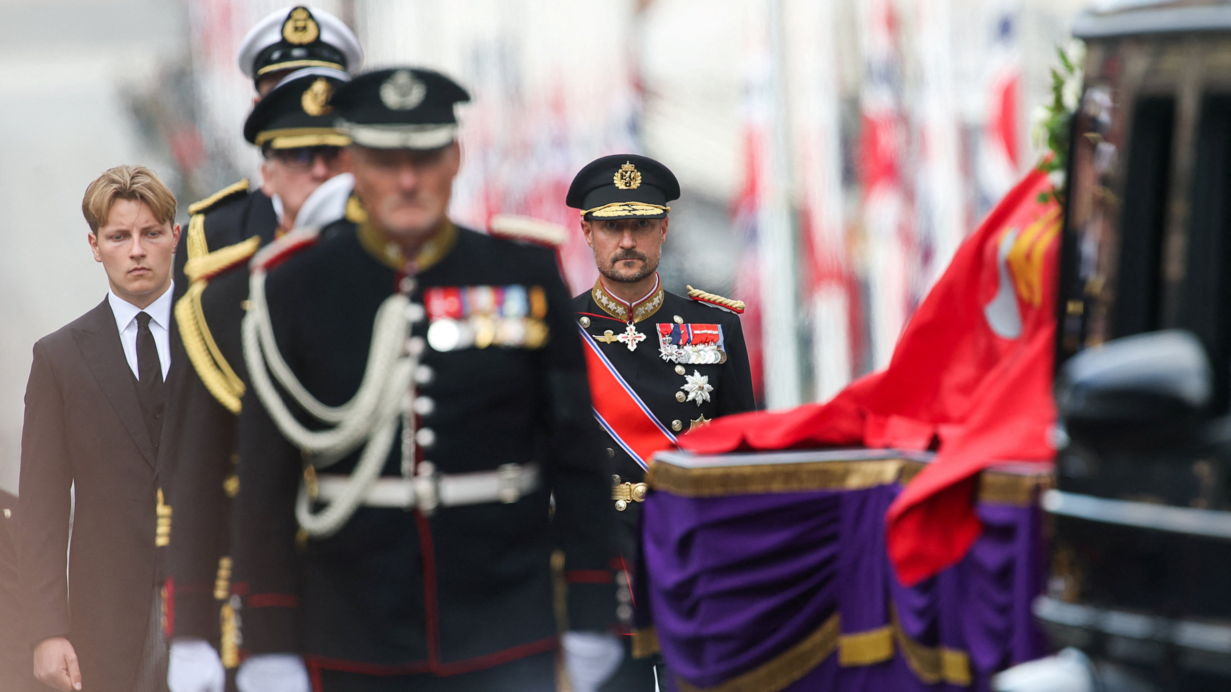 Cortexo fúnebre, co rei Haakon VIII, percorreu as rúas de Oslo (Reuters/Leonhard Foeger)
