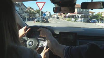 Carlos Formigo, profesor da Autoescola Faro de Vigo, corrixe unha condutora durante unha práctica