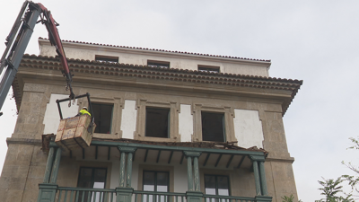 Operarios limpaban esta mañá restos do despredemento do edificio