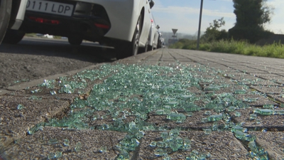 Cristais rotos na beirarrúa da rolda Norte, onde se rexistraron varias subtraccións