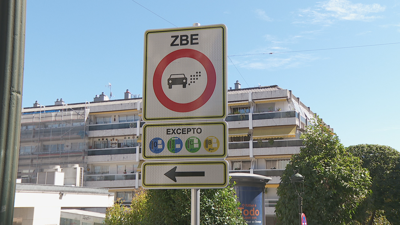 Un dos carteis instalados nas zoans de baixas emisións de Vigo (TVG)