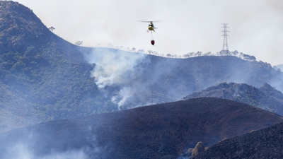 Un helicóptero na zona incendiada. EFE/Juan Carlos Domínguez