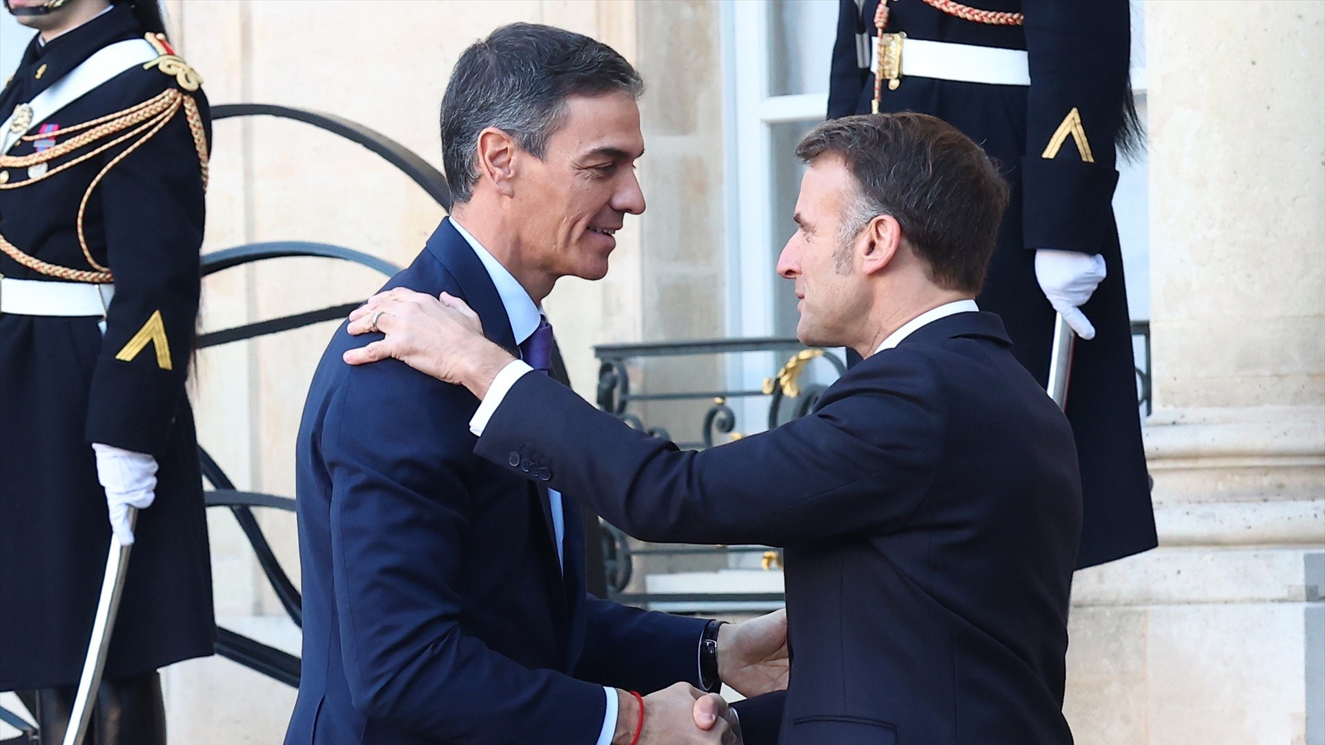 Pedro Sánchez xunto a Emmanuel Macron á súa chegada á reunión da Coalición de Voluntarios. Foto de arquivo (Pool Moncloa/Fernando Calvo).