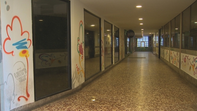 O botellón enche de lixo, oriños e pintadas esta galería do centro de Lugo que os veciños piden pechar cun enreixado.