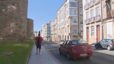 Vehículos circulando pola rolda da Muralla