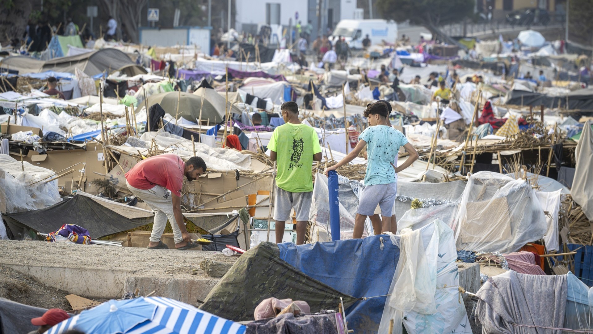 Asentamento de migrantes na praia do Trampolín, en Ceuta. Marcos Moreno / Europa Press