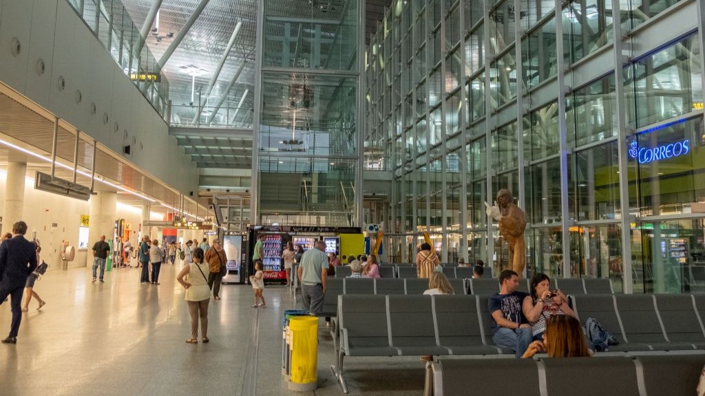 Aeroporto Rosalía de Castro. Turismo de Santiago
