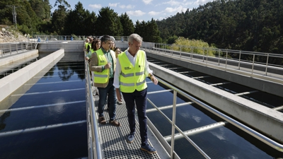 O presidente da Xunta, Alfonso Rueda (c), visita as obras de ampliación executadas na ETAP de Padrón, este martes. (EFE/Lavandeira jr)