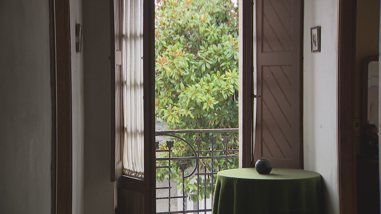 Detalle do balcón da primeira planta da casa