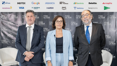 Amancio López Seijas, presidente da Fundación La Toja e promotor do evento; Carlos López Blanco, presidente do comité organizador; e Carmen Martínez Castro, directora do Foro