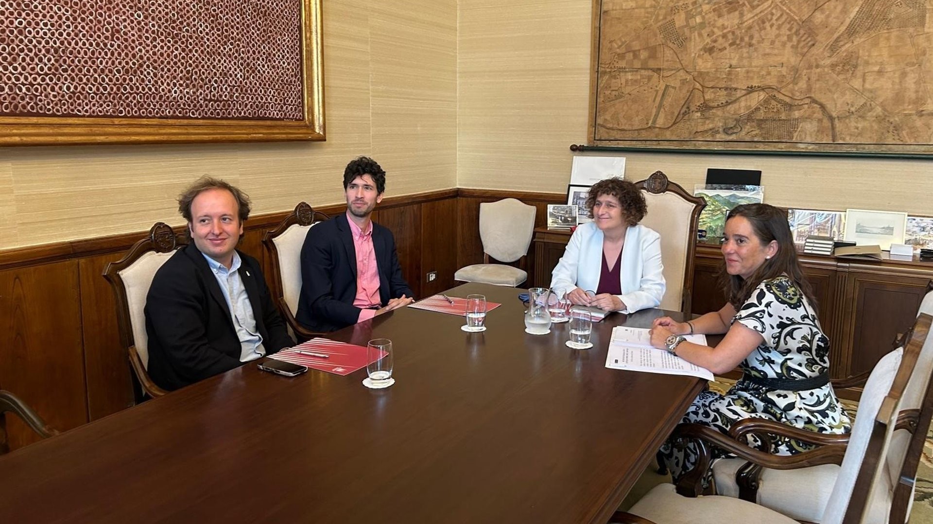 Imaxe da xuntanza das alcaldesas da Coruña e Santiago de Compostela na capital galega