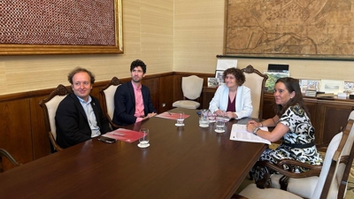 Imaxe da xuntanza das alcaldesas da Coruña e Santiago de Compostela na capital galega
