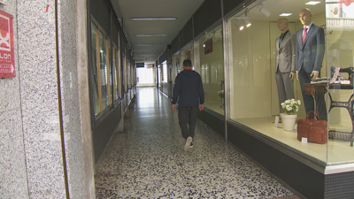 Carlos Antonio Gonçalves percorre as galerías nas que durmía cando foi agredido por un grupo de mozos en marzo de 2025