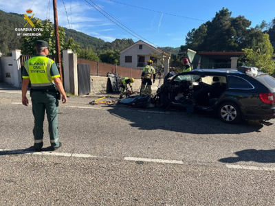 Estado no que quedou o coche accidentado. Garda Civil