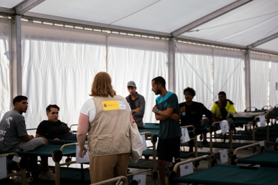 Varios inmigrantes no campamento instalado no Porto de Ceuta. EFE/Ministerio de Inclusión
