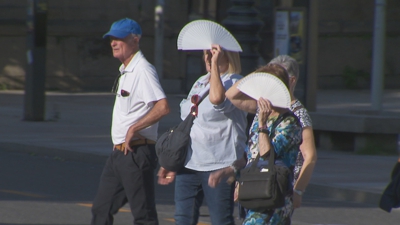 O domingo a calor fíxose insoportable para a xente que andaba pola rúa.