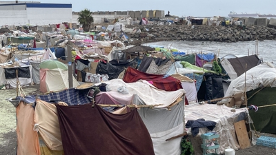 Campamento improvisado nunha praia de Ceuta. EFE/Reduan