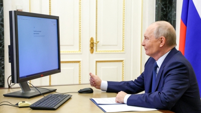 Vladimir Putin votando nas eleccións de maneira online. (Sputnik/Vyacheslav Prokofiev/Pool via REUTERS)