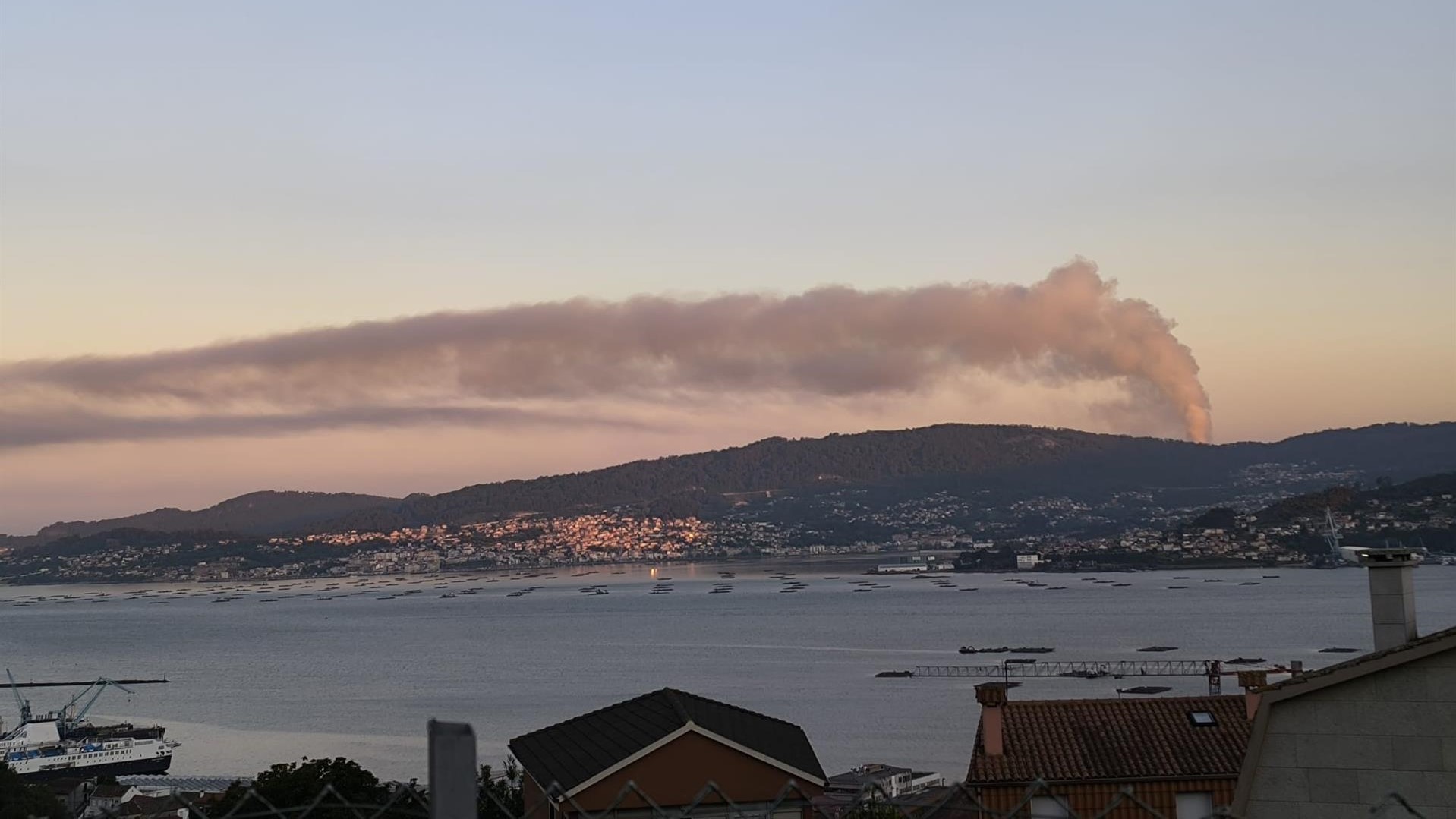 Vista do incendio forestal declarado tras arder un alpender en Bueu (Europa Press)