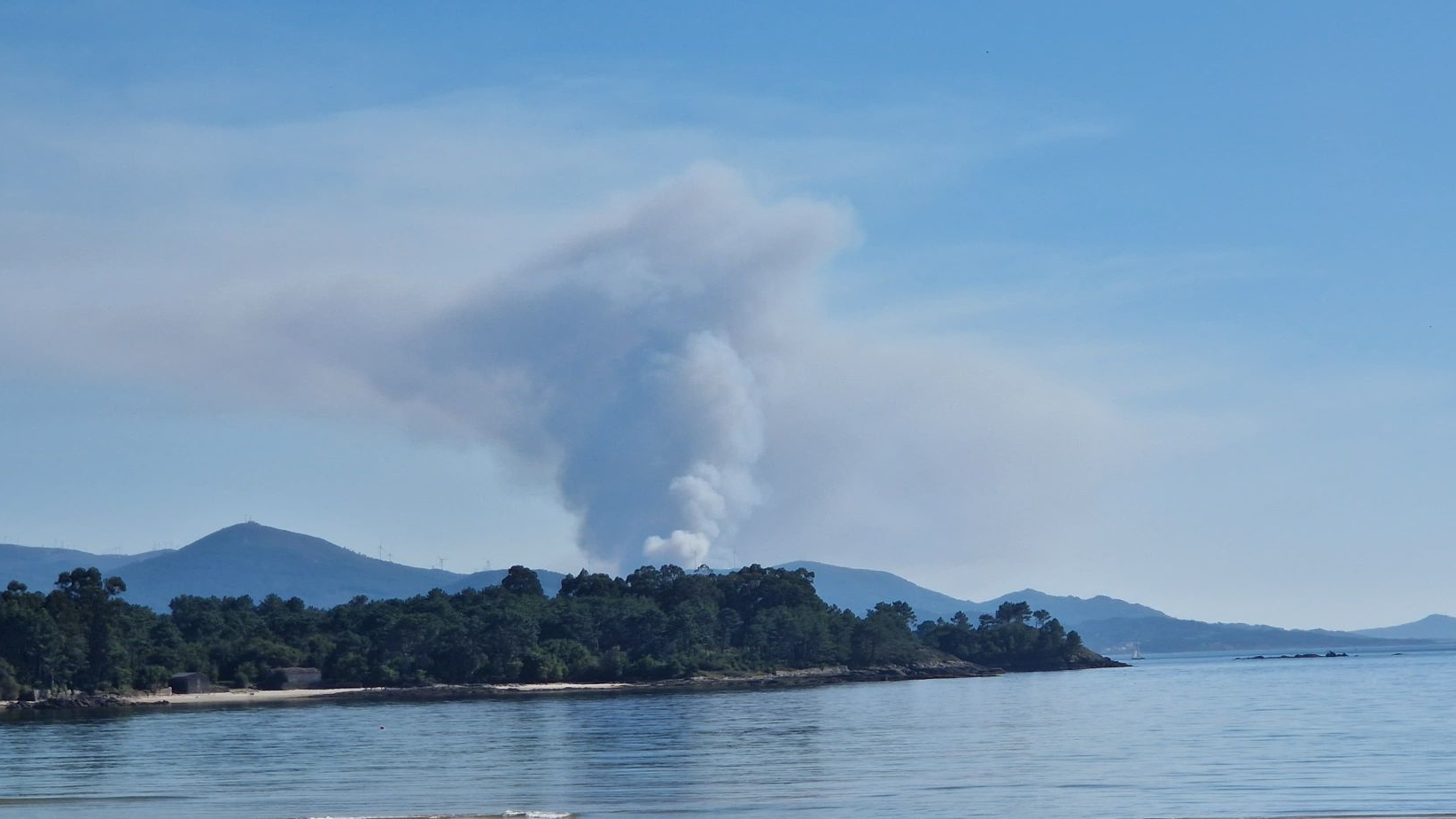 A columna de fume do incendio do Porto do Son é visible desde varios puntos das comarcas do Barbanza e Noia