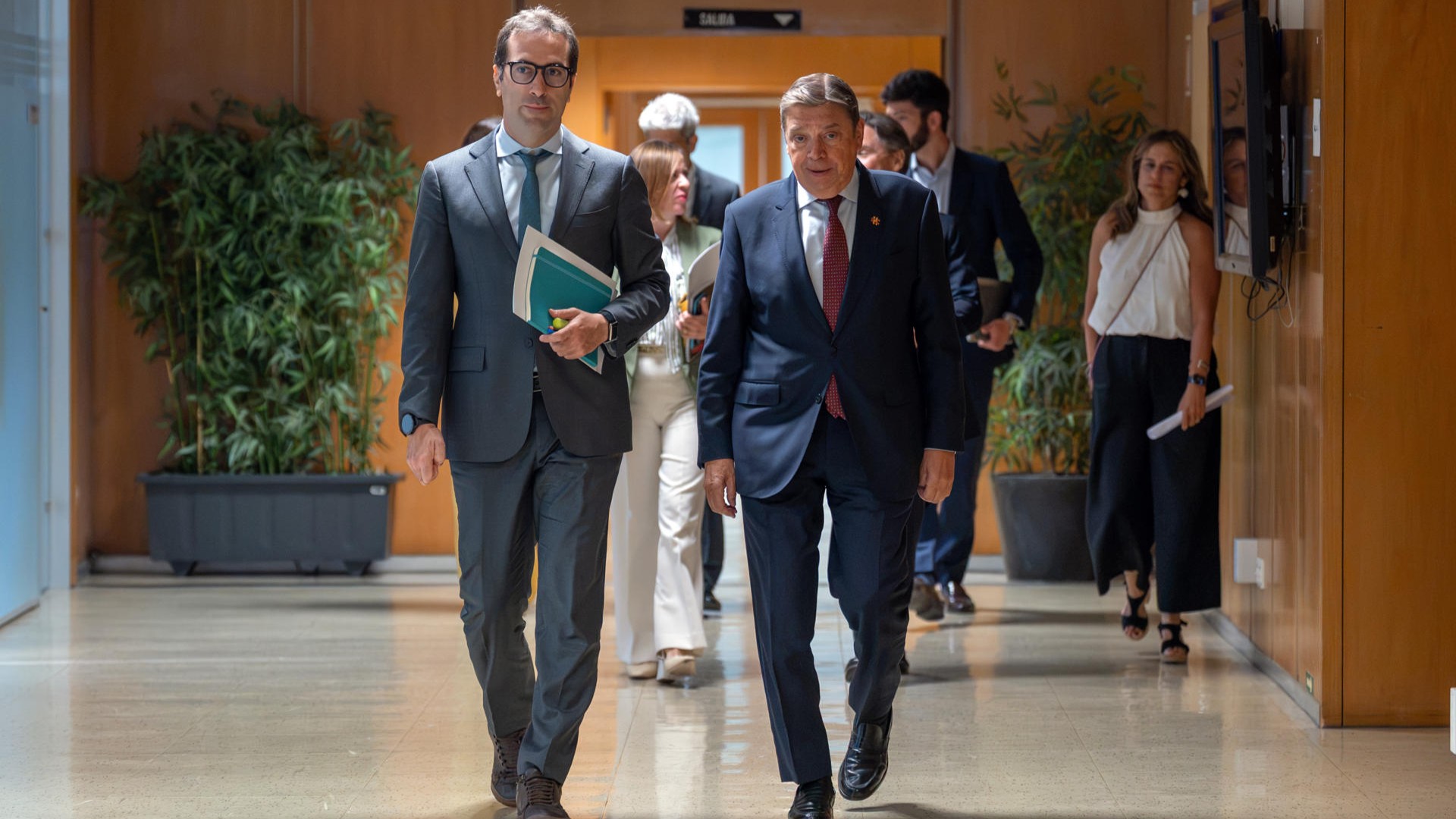 Carlos Cuerpo e Luis Planas antes da reunión. EFE/Ministerio de Economía/Mario Gómez.