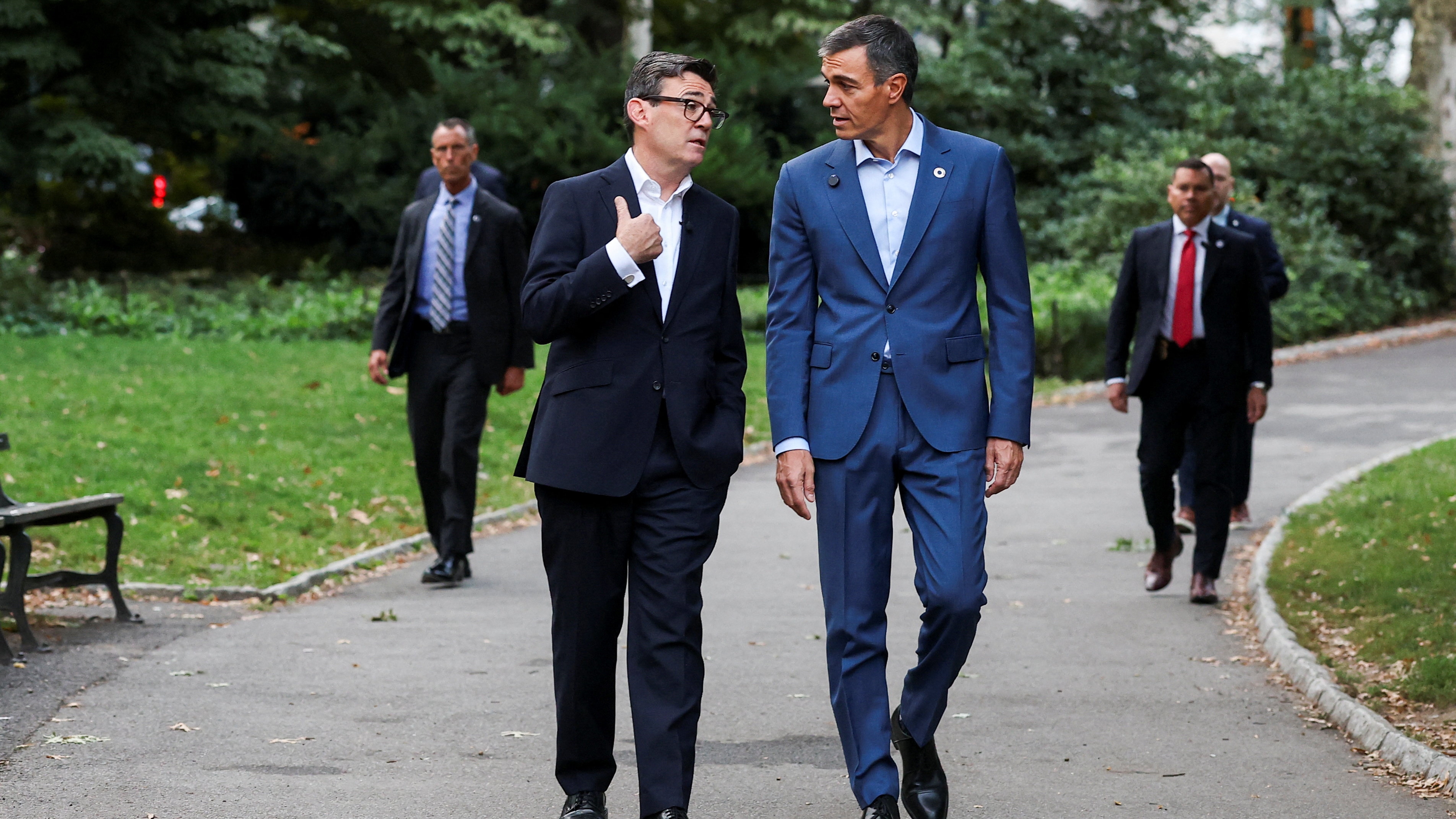 Pedro sánchez pasea co primeiro ministro británico Andy Burnham por Central Park, en Nova York, este martes ( REUTERS/Toby Melville)