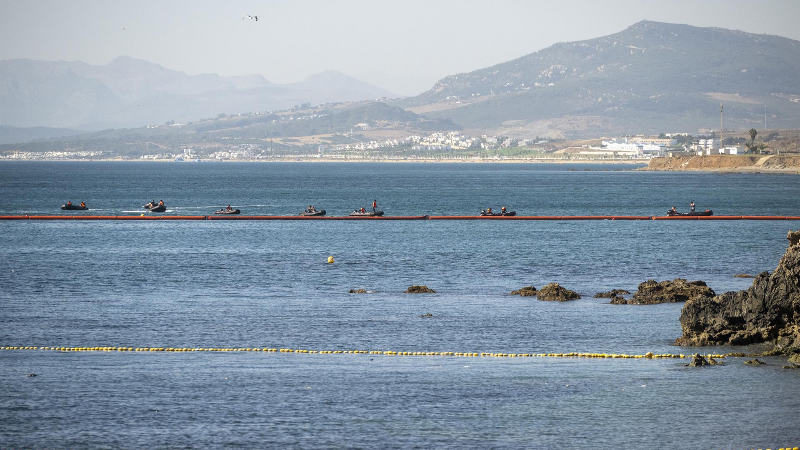 Barreira flotante instalada o 2 de agosto no espigón do Tarajal, en Ceuta. Marcos Moreno/Europa Press (Arquivo)