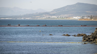 Barreira flotante instalada o 2 de agosto no espigón de El Tarajal, en Ceuta. Marcos Moreno/Europa Press (Arquivo)