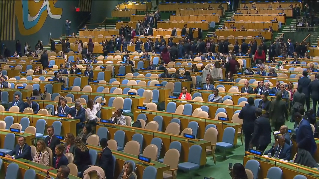 Momento no que moitos delegados abandonan a sala. Reuters
