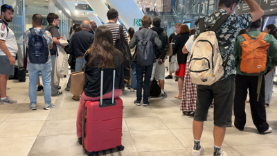 Pasaxeiros agardando polo tren na estación viguesa de Urzáiz