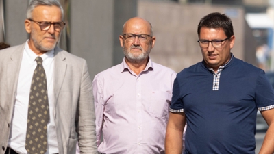 Tito Berni, no centro, nunha imaxe de arquivo nos xulgados de Tenerife (Europa Press)