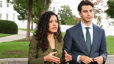 Laura Barron-Lopez e Jake Traylor, de MS NOW, nos xardíns da Casa Branca (REUTERS/Kevin Lamarque)