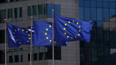 Bandeiras no exterior da Comisión Europea. Reuters