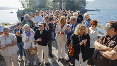O secretario de Estado de Memoria Democrática, Fernando Martínez López, a alcaldesa de Redondela, Digna Rivas e familiares das vítimas na homenaxe. TVG
